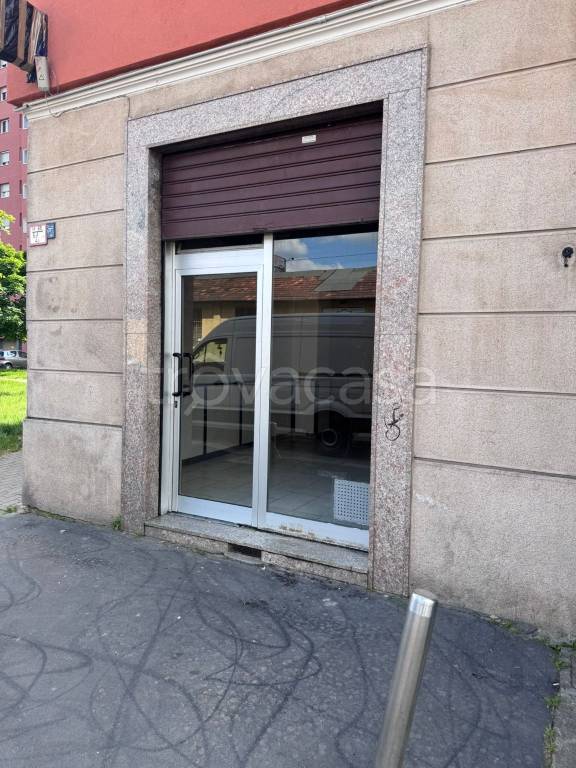 negozio in vendita a Milano in zona Gallaratese