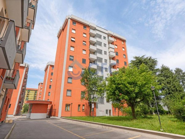 appartamento in vendita a Milano in zona Baggio
