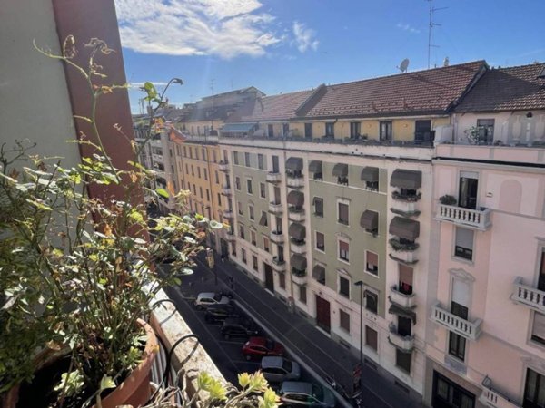 appartamento in vendita a Milano in zona Lorenteggio