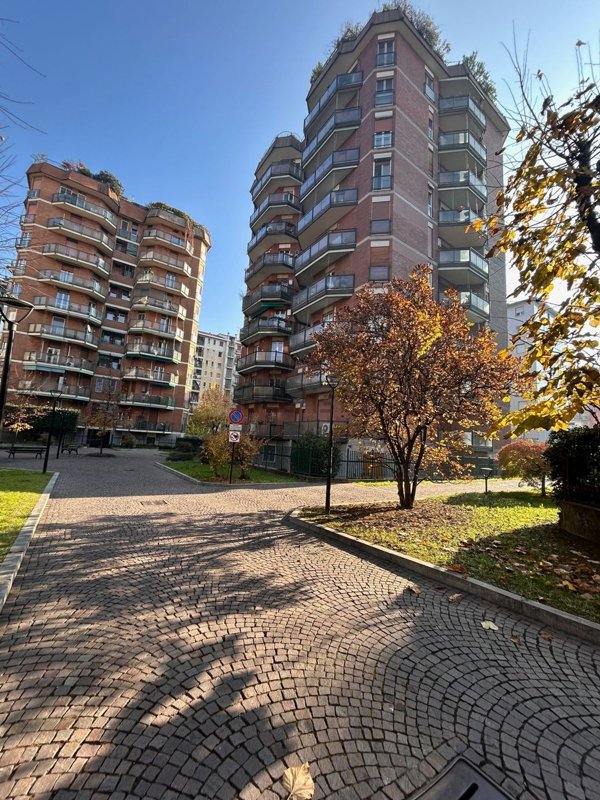 appartamento in vendita a Milano in zona Lorenteggio
