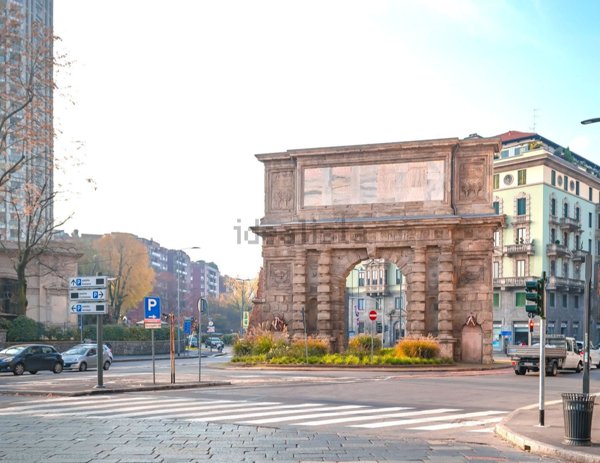 locale commerciale in vendita a Milano in zona Guastalla