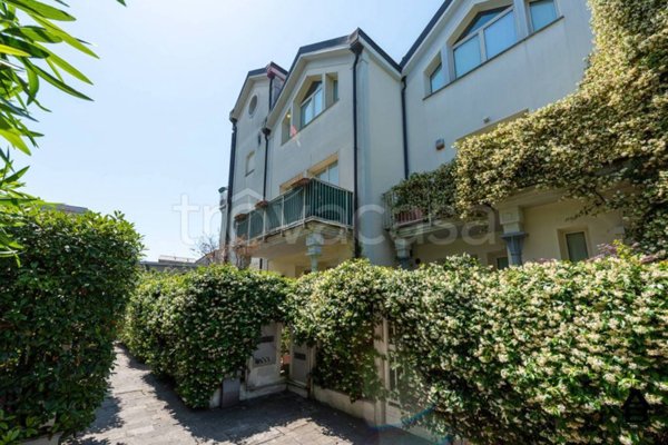 casa indipendente in vendita a Milano in zona Barona