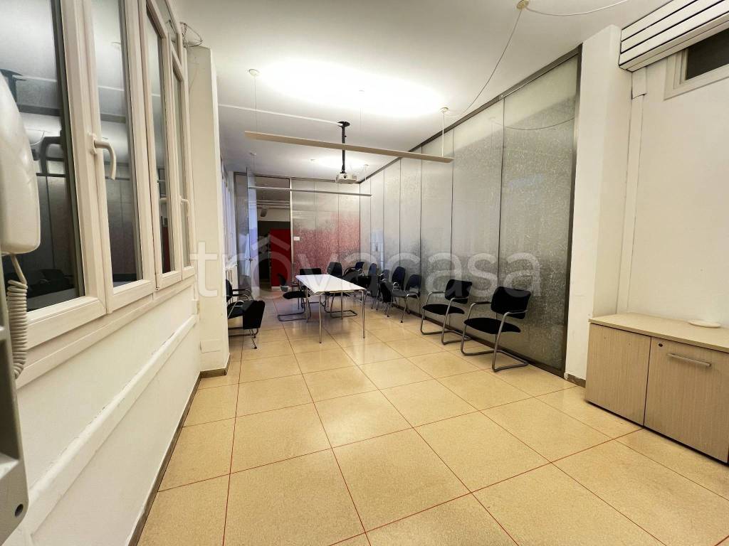 locale commerciale in vendita a Milano in zona Città Studi