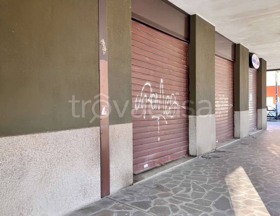 negozio in vendita a Milano in zona Gratosoglio