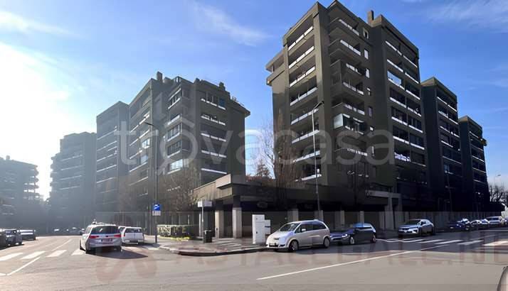 negozio in vendita a Milano in zona Gratosoglio
