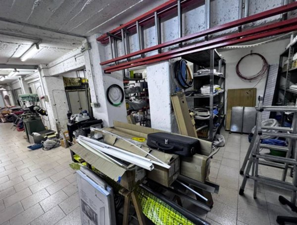locale commerciale in vendita a Milano in zona Crescenzago