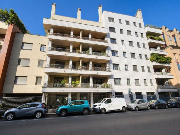 appartamento in vendita a Milano in zona Cinque Giornate