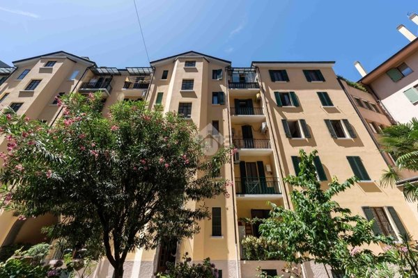 appartamento in vendita a Milano in zona Porta Vittoria
