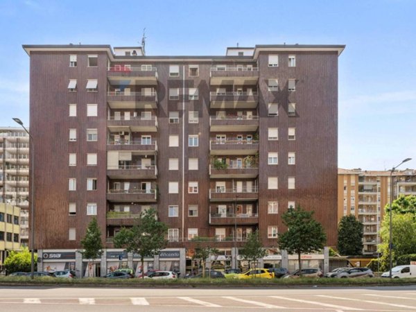 negozio in vendita a Milano in zona Barona