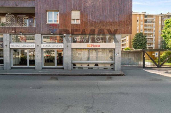 locale commerciale in vendita a Milano in zona Lorenteggio