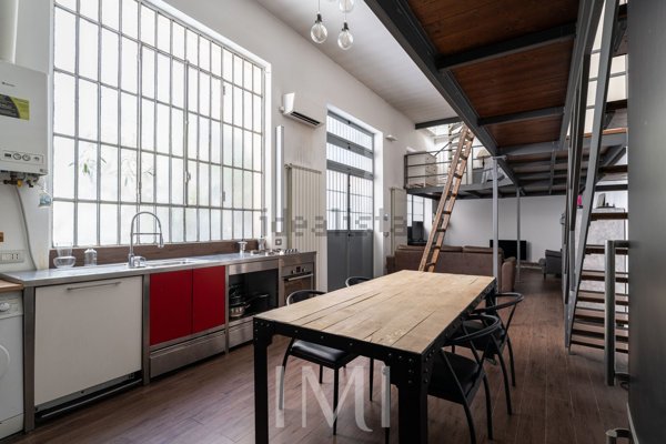appartamento in vendita a Milano in zona Porta Volta