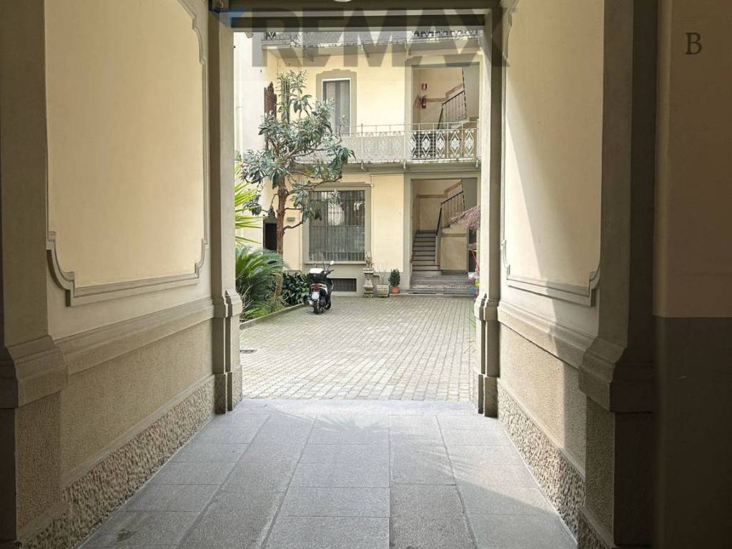 locale commerciale in vendita a Milano in zona Porta Garibaldi