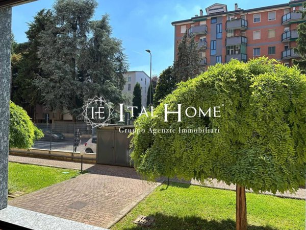 appartamento in vendita a Milano in zona Lorenteggio