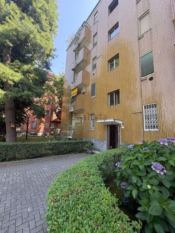 appartamento in vendita a Milano in zona Baggio