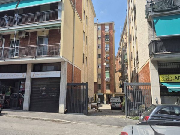 ufficio in vendita a Milano in zona Affori