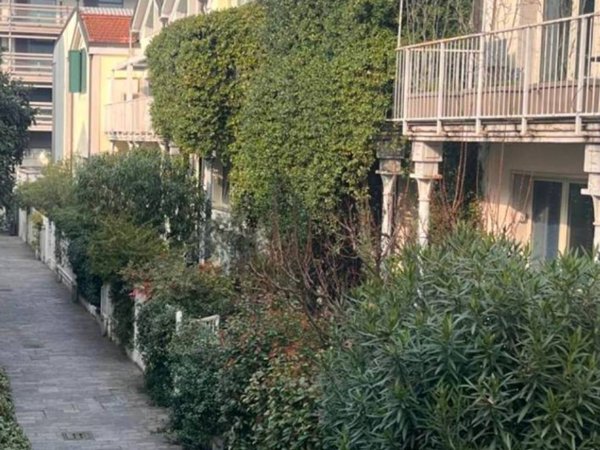casa indipendente in vendita a Milano in zona Barona