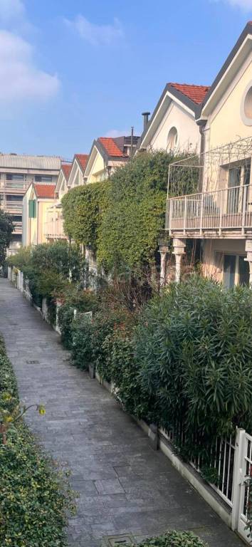 casa indipendente in vendita a Milano in zona Barona