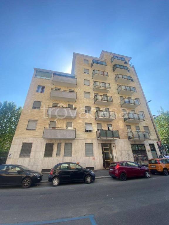 appartamento in vendita a Milano in zona Lorenteggio