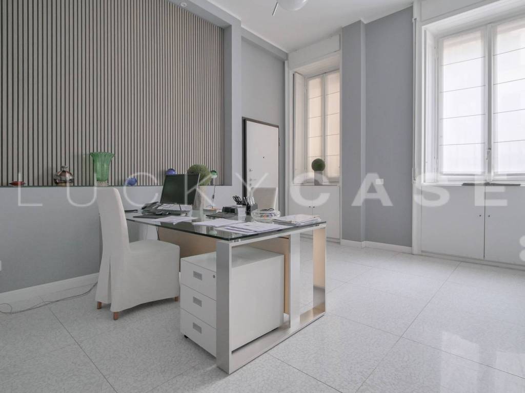 ufficio in vendita a Milano in zona Porta Nuova