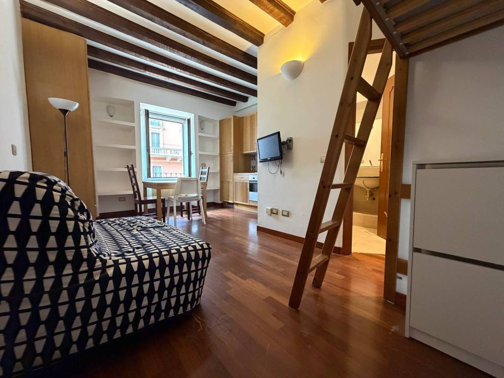 appartamento in vendita a Milano in zona Guastalla