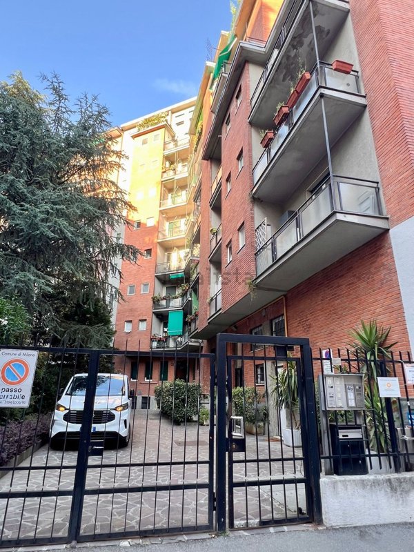 appartamento in vendita a Milano in zona Lorenteggio