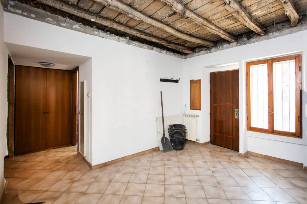 appartamento in vendita a Milano in zona Porta Volta