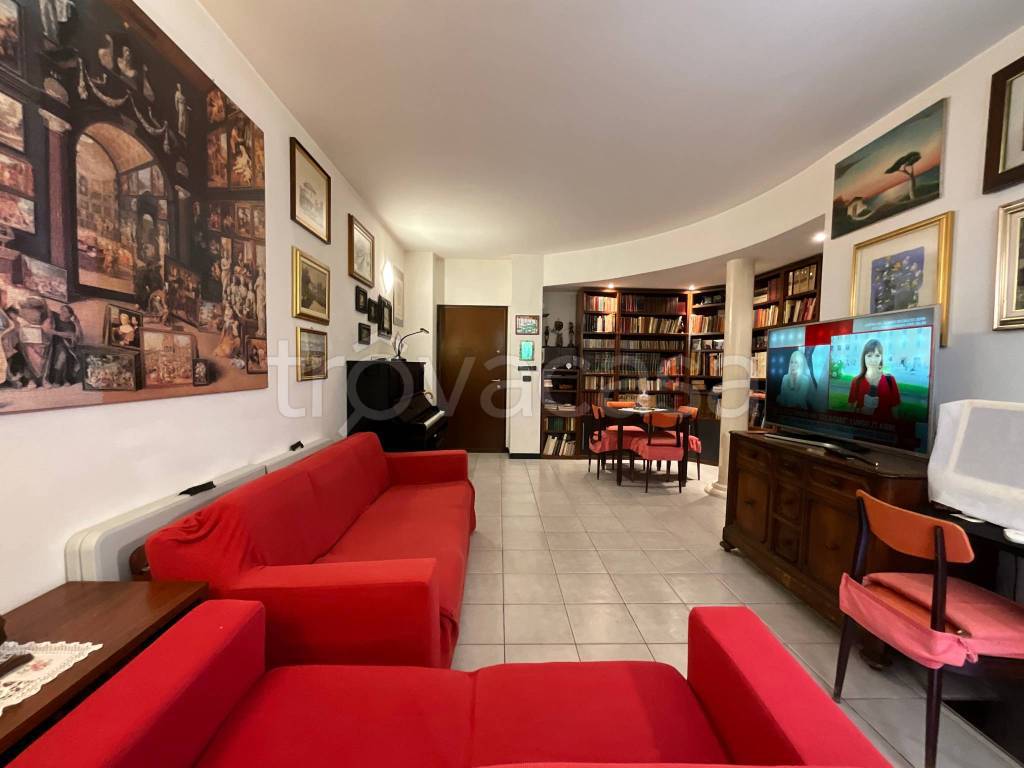appartamento in vendita a Milano in zona Cascina dei Pomi