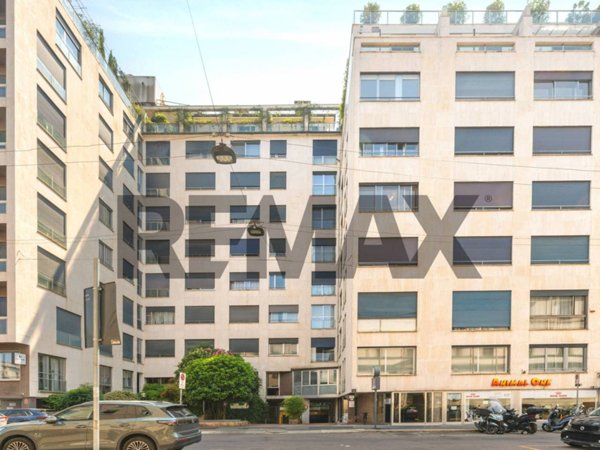 appartamento in vendita a Milano in zona Porta Nuova