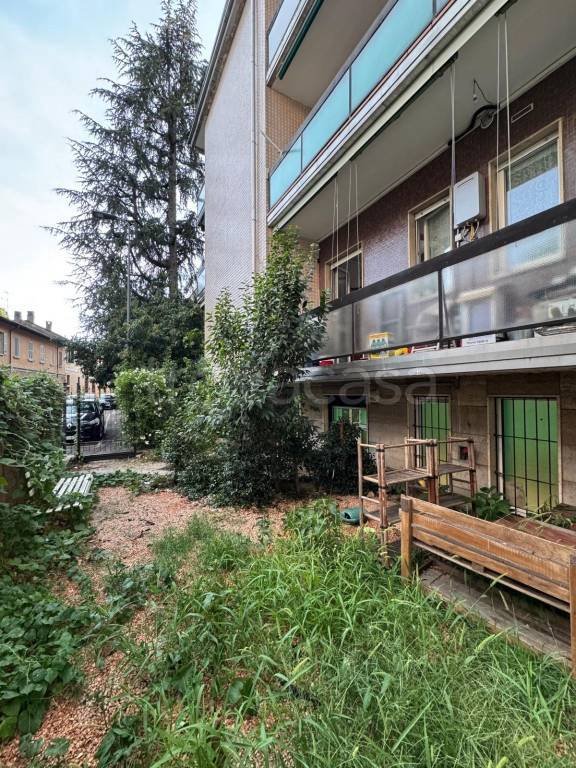 negozio in vendita a Milano in zona Baggio