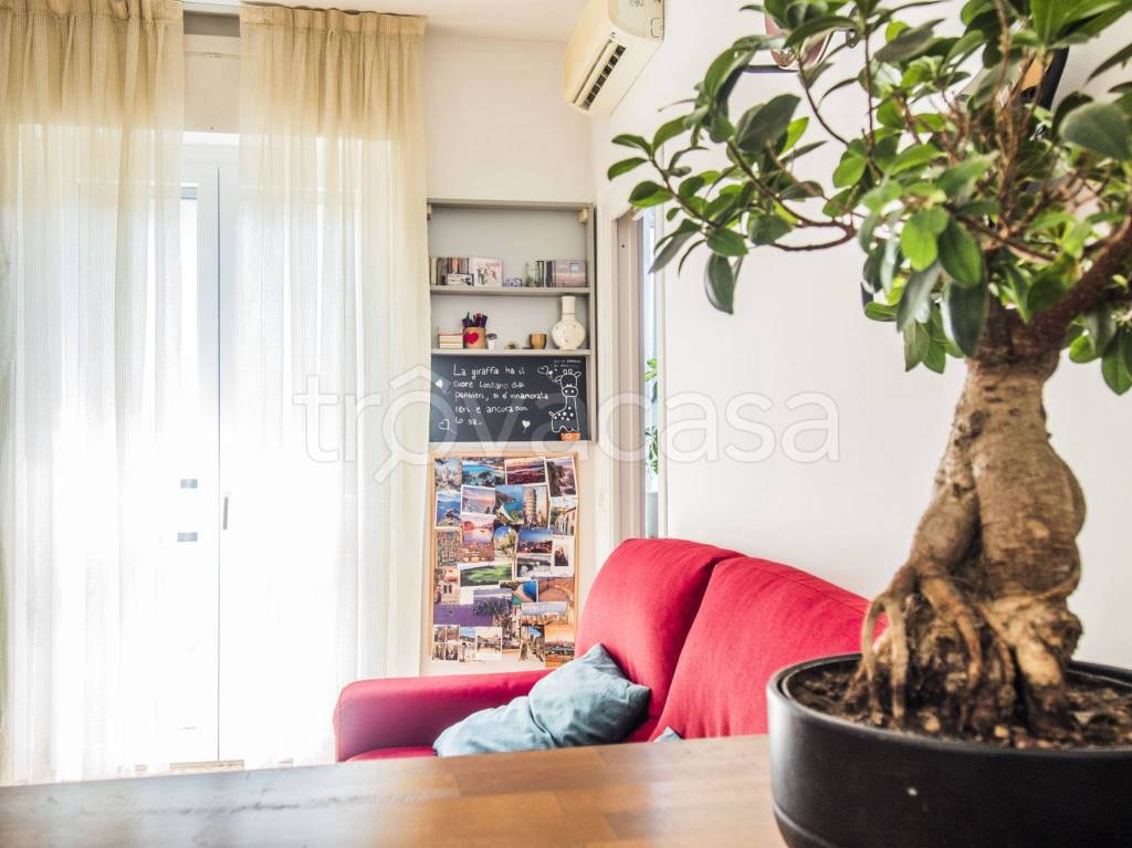 appartamento in vendita a Milano in zona Lorenteggio