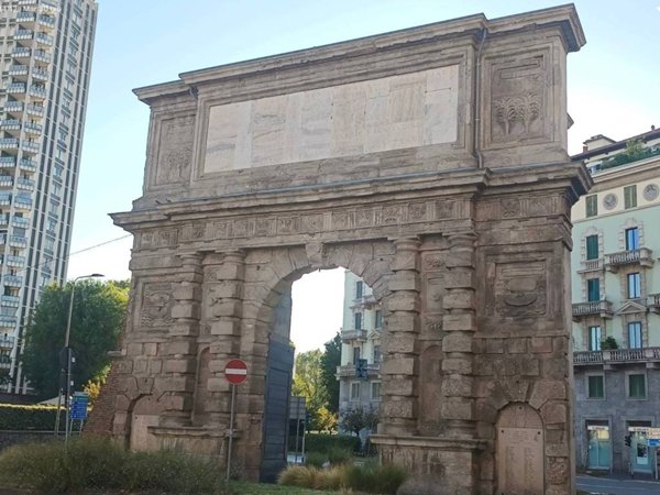 negozio in vendita a Milano in zona Guastalla