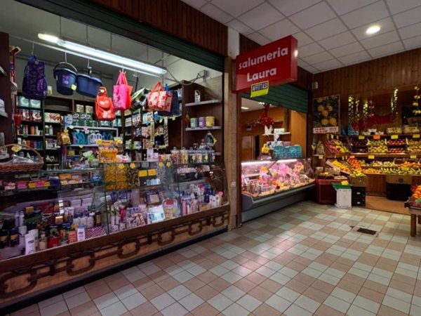 negozio in vendita a Milano in zona Baggio