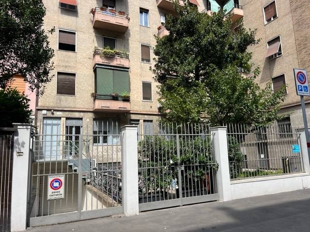 locale commerciale in vendita a Milano in zona Cascina dei Pomi