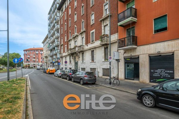 locale commerciale in vendita a Milano in zona Lorenteggio