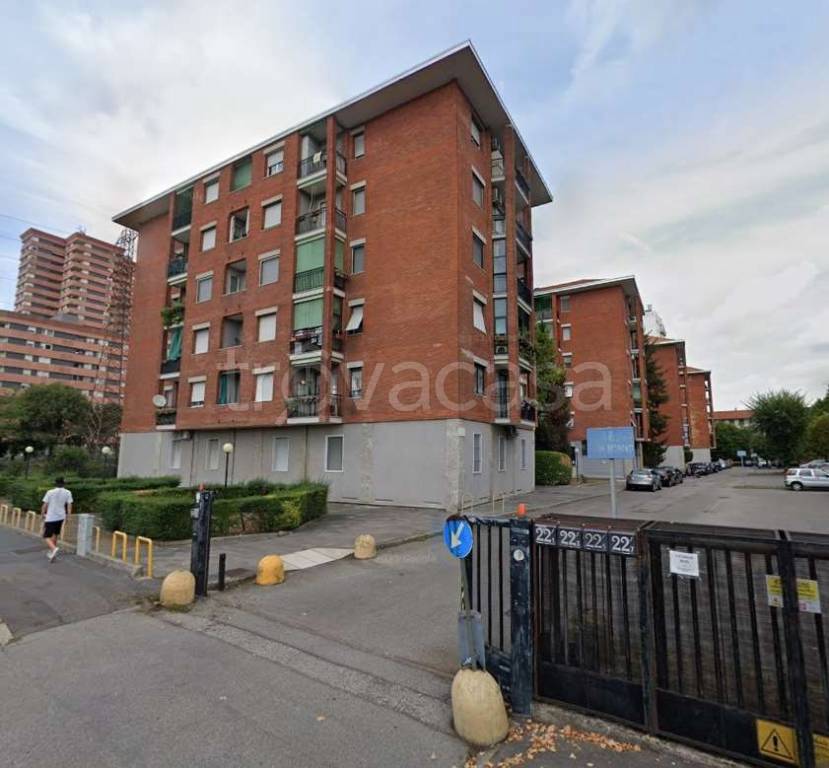 appartamento in vendita a Milano in zona Adriano
