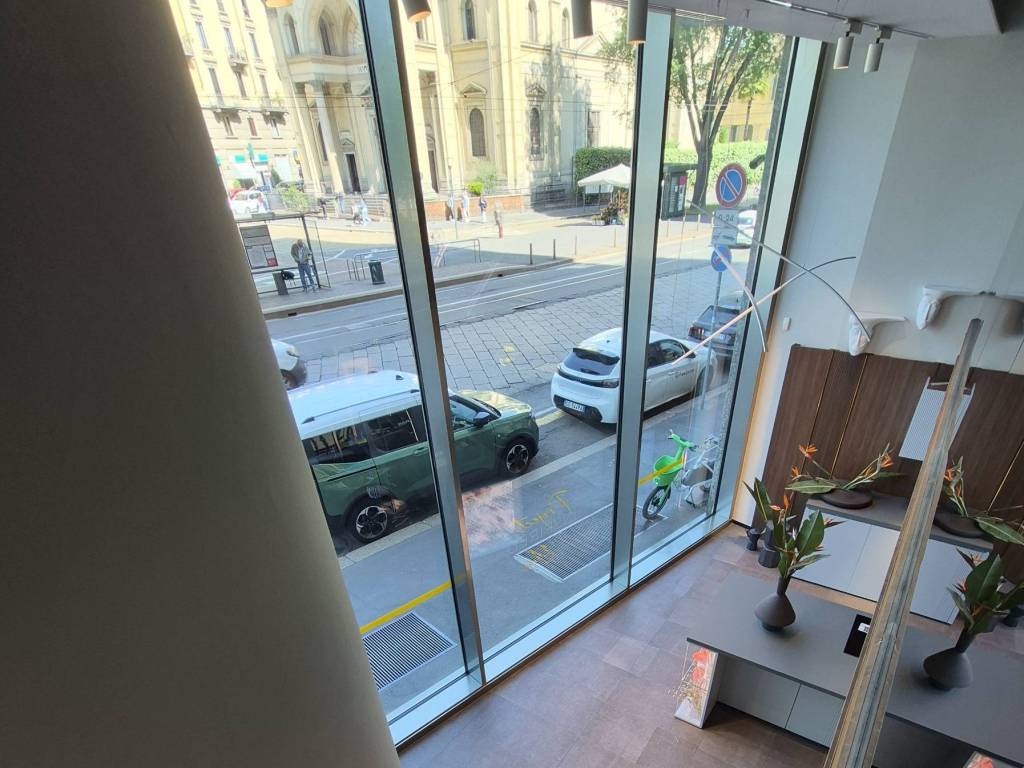negozio in vendita a Milano in zona Porta Nuova