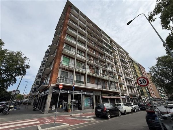 negozio in vendita a Milano in zona Lorenteggio