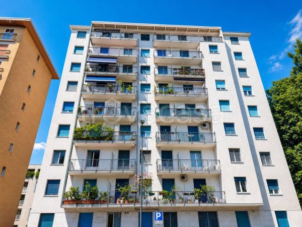 appartamento in vendita a Milano in zona Lorenteggio