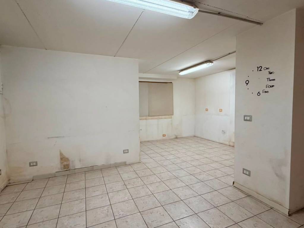 locale commerciale in vendita a Milano in zona Quarto Oggiaro