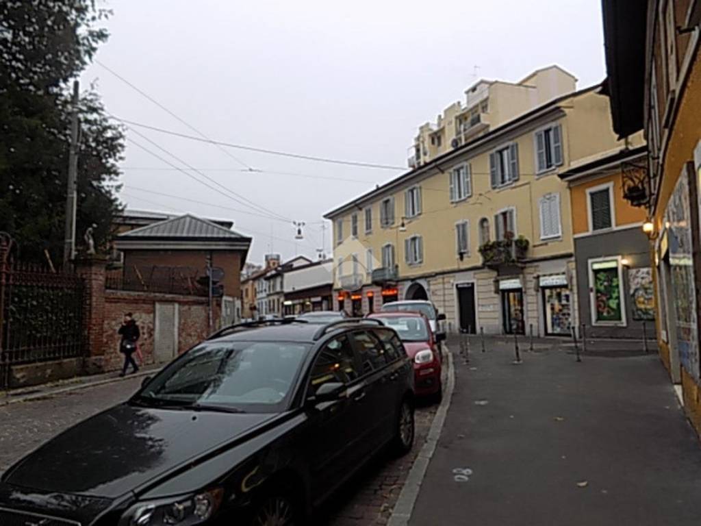 negozio in vendita a Milano in zona Baggio