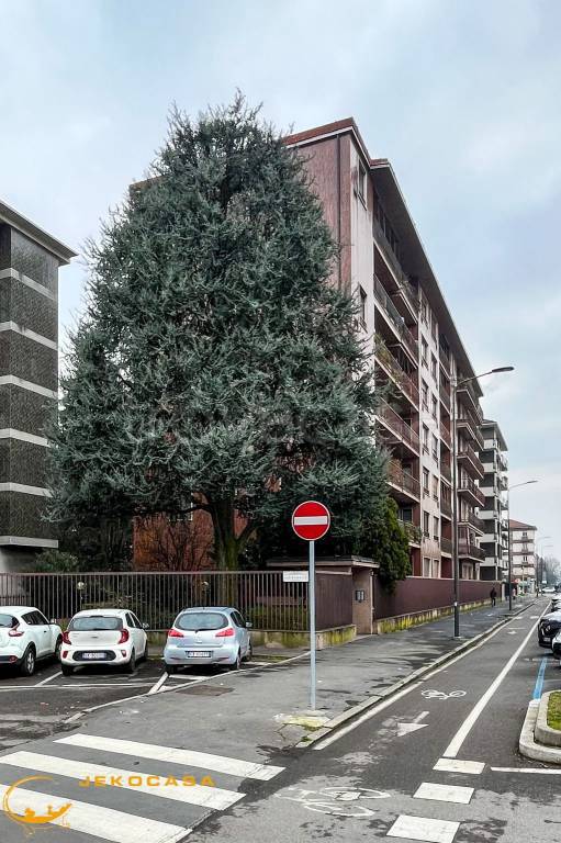 appartamento in vendita a Milano in zona Lorenteggio