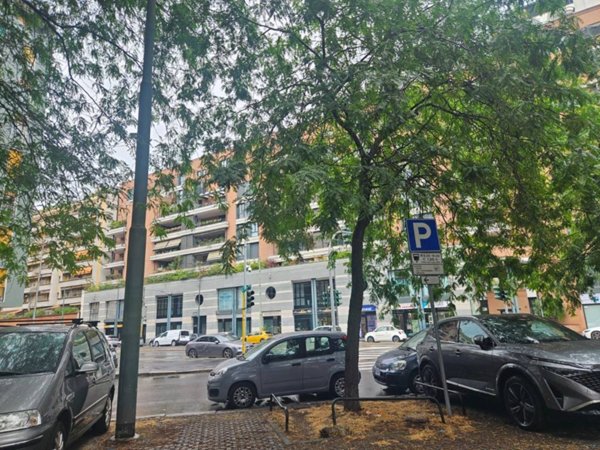 negozio in vendita a Milano in zona Rembrandt