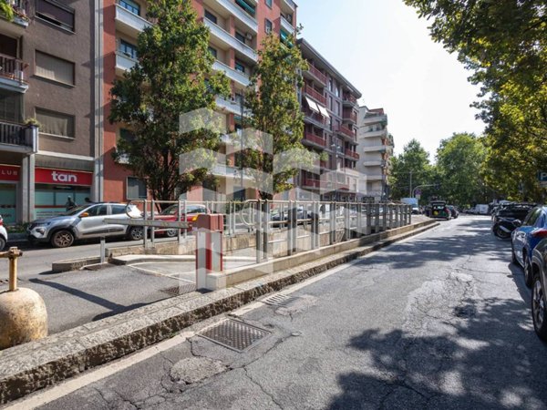 ufficio in vendita a Milano in zona Bocconi