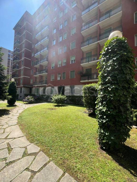 appartamento in vendita a Milano in zona Bullona
