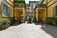 bivano in vendita a Milano in zona Porta Monforte
