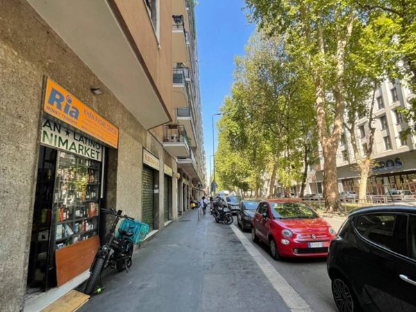 negozio in vendita a Milano in zona Lorenteggio