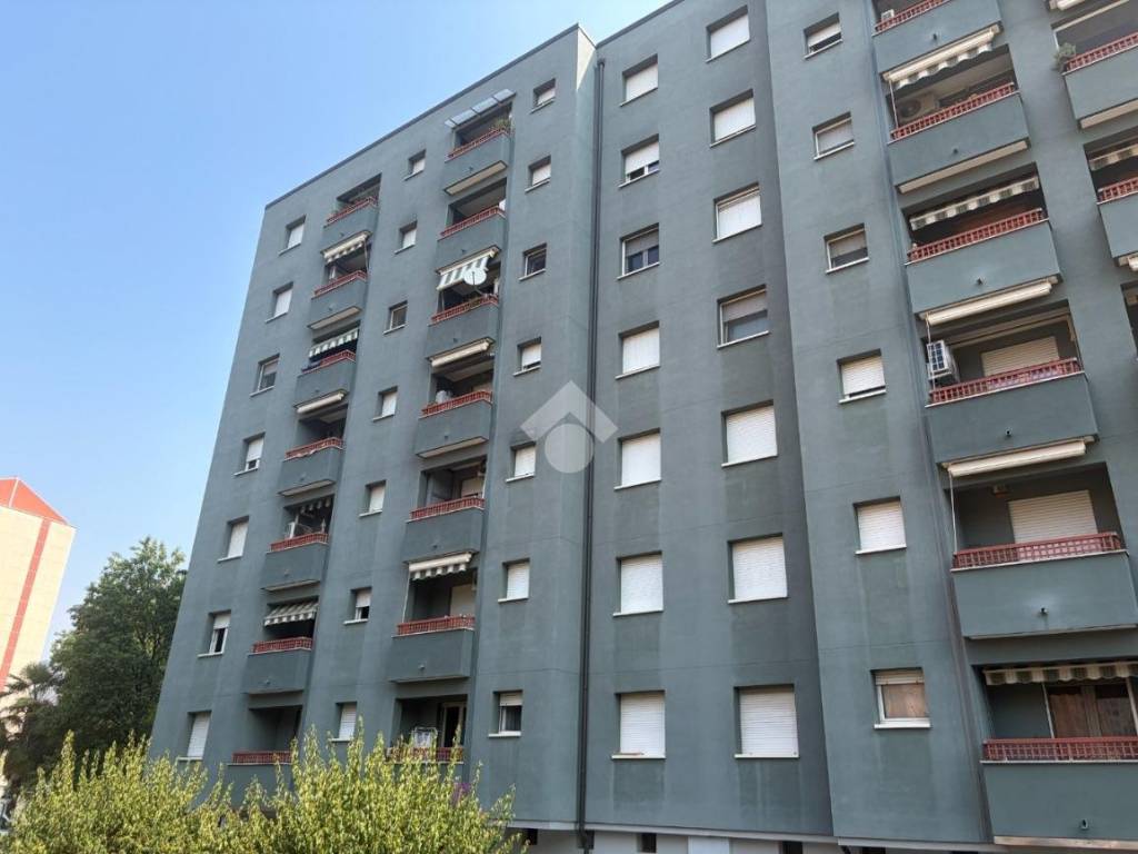 appartamento in vendita a Milano in zona Gallaratese