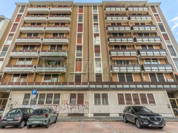 appartamento in vendita a Milano in zona Famagosta