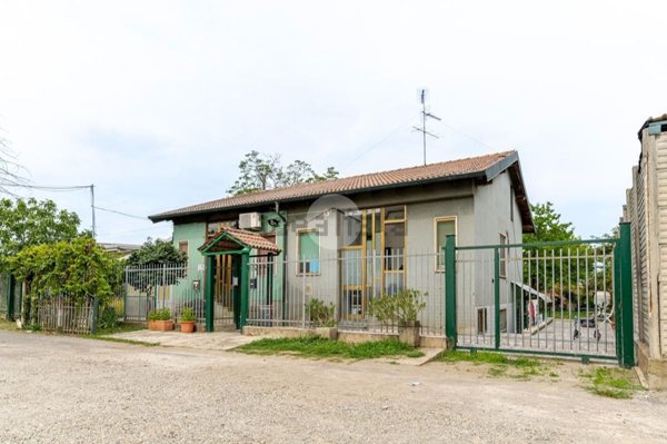 casa indipendente in vendita a Milano in zona Quinto Romano