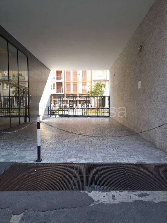 negozio in vendita a Milano in zona Sant'Ambrogio